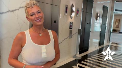 Uma mulher peituda fez sexo com um jovem personal trainer.