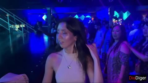 Conheci um cara em uma boate e fizemos sexo.