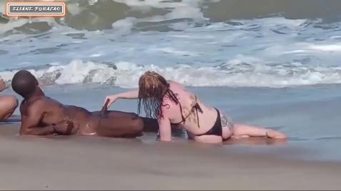Carícias em uma praia de nudismo