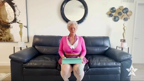 Vovó chupa o pau de um negro e leva no cu