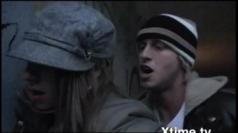 Belos amantes fazem sexo na frente de transeuntes.