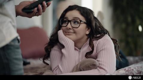 O padrasto seduziu a enteada e transou com ela