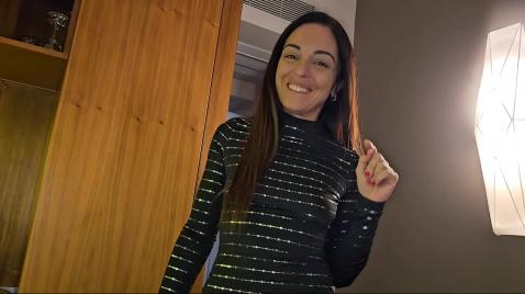 Um homem fode uma morena e um brinquedo