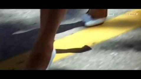 Uma secretária madura trouxe documentos para seu diretor em uma reunião.