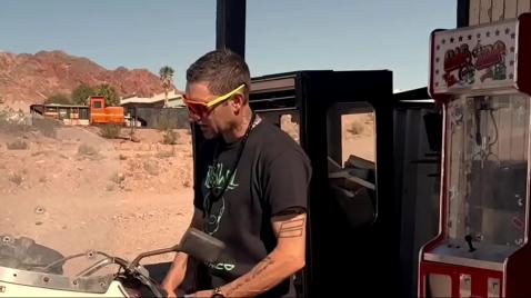 Uma garota é fodida na bunda pelo vizinho