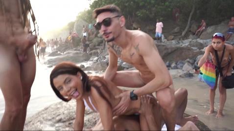 Fodida na praia por três paus