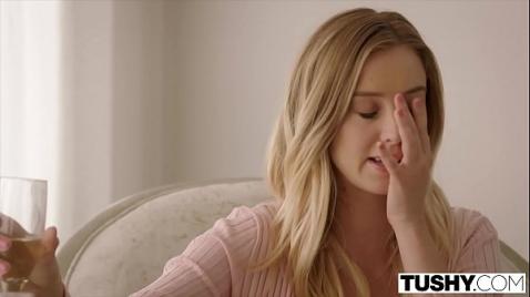 A menina convidou a amiga para fazer sexo grupal com um rapaz.