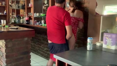 Uma linda morena faz um boquete no amante