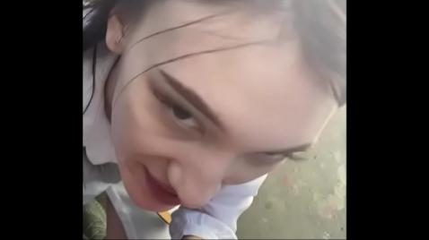 Um estudante faz um boquete na rua