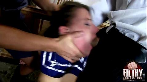 Dois seguranças transaram com uma estudante do ensino médio.