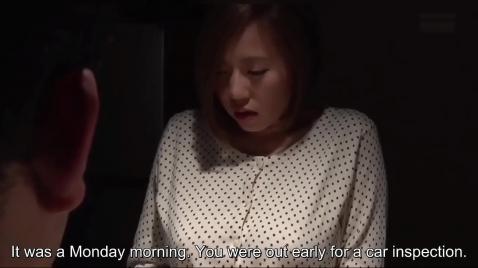 Uma mulher asiática com lindos seios faz um boquete no marido.