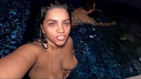 Um casal apaixonado nada nu em uma piscina e seu melhor amigo faz um boquete neles.