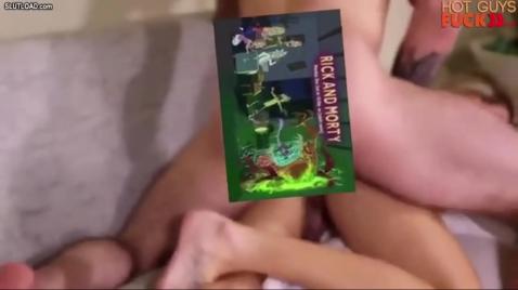 Um cara lambe o ânus de uma prostituta