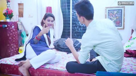 Colegas indianas em casa na cama da morena acariciam e fodem