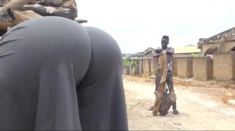 Uma mulher negra madura deu toras para sua vizinha