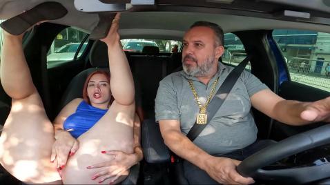 Um homem maduro leva para casa uma prostituta que estava nua.