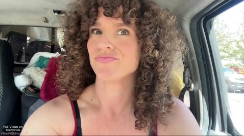 Uma professora na garagem colocou a bunda para fora para fazer sexo anal.