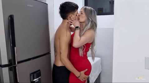 Um jovem faz sexo com uma beldade madura