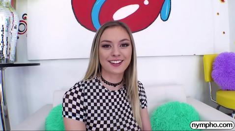 Uma loira expôs sua bunda para um cara lamber e fazer sexo.