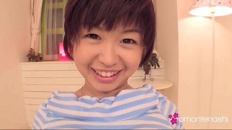 Uma jovem japonesa exibe seus seios.