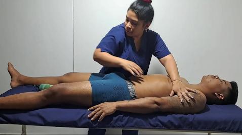 Uma morena madura faz um boquete em um homem