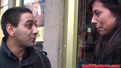 Um cara está conversando com uma mulher madura na rua