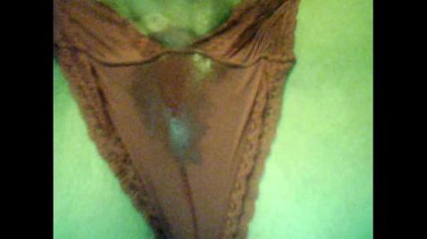 Um cara de máscara fodeu rudemente uma garota de vestido curto em todos os seus buracos