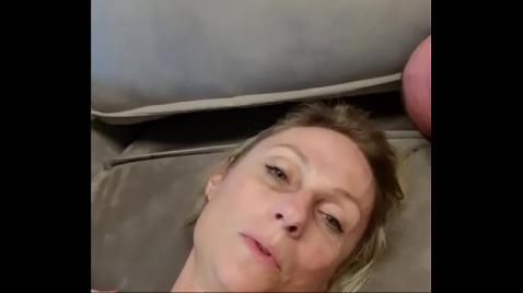 Uma loira madura e seu homem fodendo até o orgasmo.