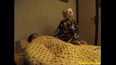 Mãe acordou o filho com um boquete profundo