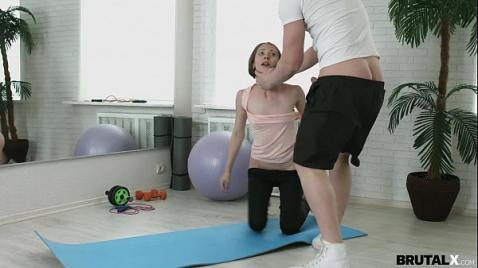 Treinador é estuprado em tapete de ioga