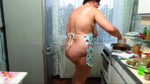 Uma BBW russa nua se masturba na cozinha.