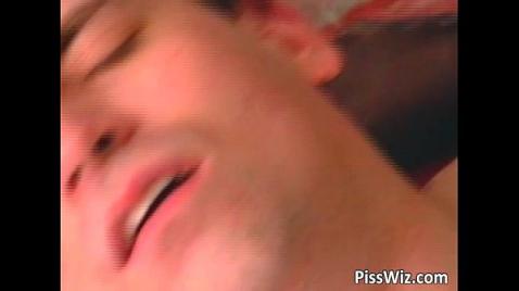 Uma mulher mais velha faz xixi em um homem