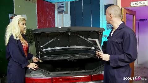 Sexo violento com um vendedor de carros