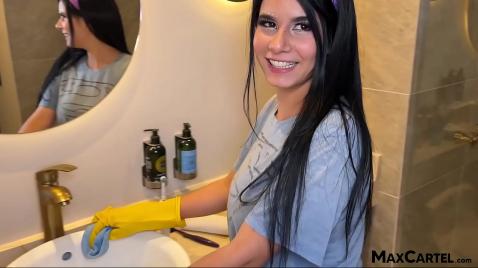 Mostrou peitos grandes para o irmão