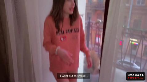 Satisfação apaixonada de uma vizinha adolescente sexy