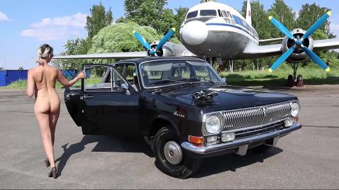 Uma garota nua anda pelo campo de aviação