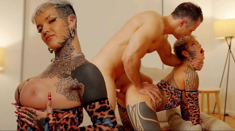 Um cara fode a bunda da namorada no quarto dela