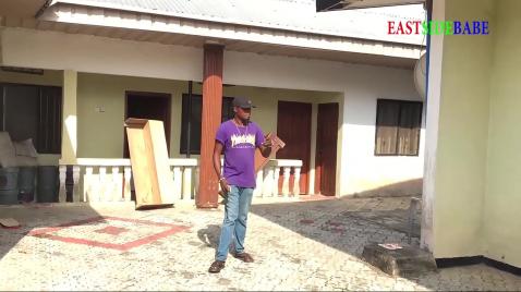 Um homem negro em casa fode sua amada esposa na bunda