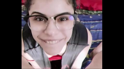 Uma morena nua faz um boquete no namorado.