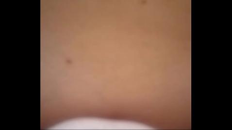 Morena de cabelos cacheados e peitos grandes faz boquete