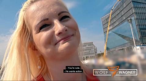 Uma loira faz um boquete em um alemão.