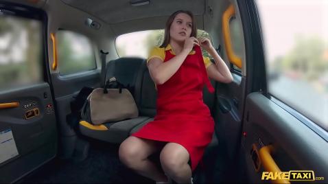 Um homem fode uma garota rudemente em um carro