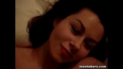 Esposa faz boquete na câmera e deixa ele gozar na cara dela