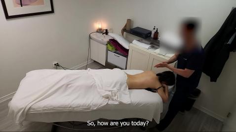 Um homem japonês faz uma massagem em uma mulher asiática.