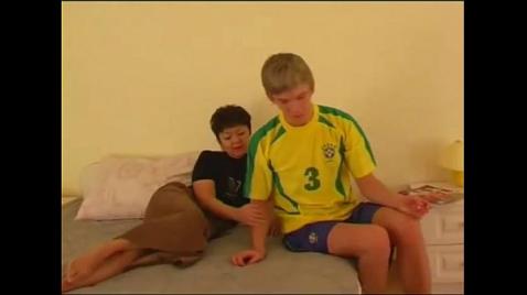 O filho fodeu rudemente sua mãe bêbada