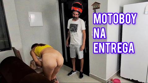 O vizinho começou a foder a sua jovem vizinha no cu