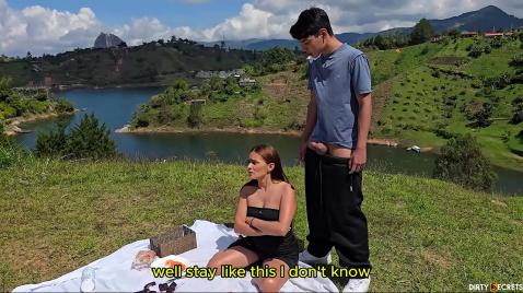 Uma mãe madura senta-se com sua família na natureza