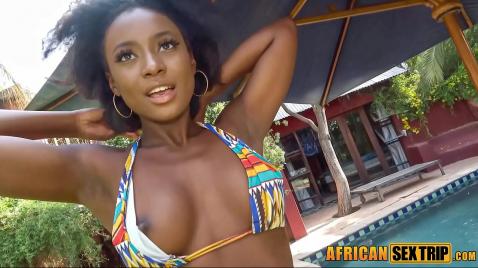 Um cara branco fode uma mulher negra com força na rua.