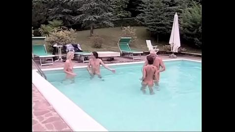 Rapazes e moças fizeram uma orgia ao ar livre, perto da piscina. Os rapazes foderam as garotas no cu e fizeram boquetes nelas.
