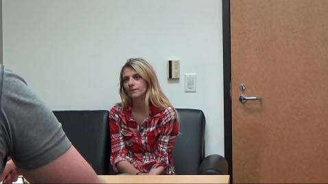 Um homem em uma mesa está conversando com uma loira.